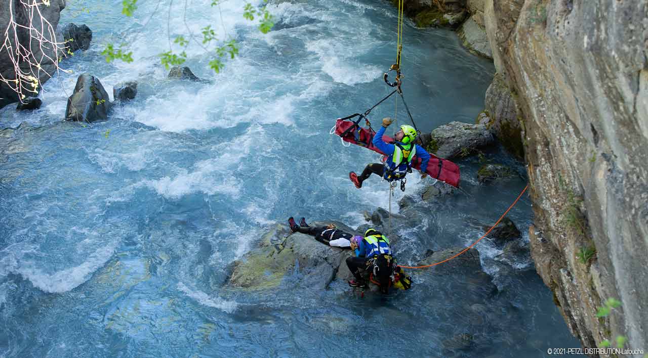 Ejercicio de rescate del equipo CRS en los Pirineos franceses. Fotografía Petzl.